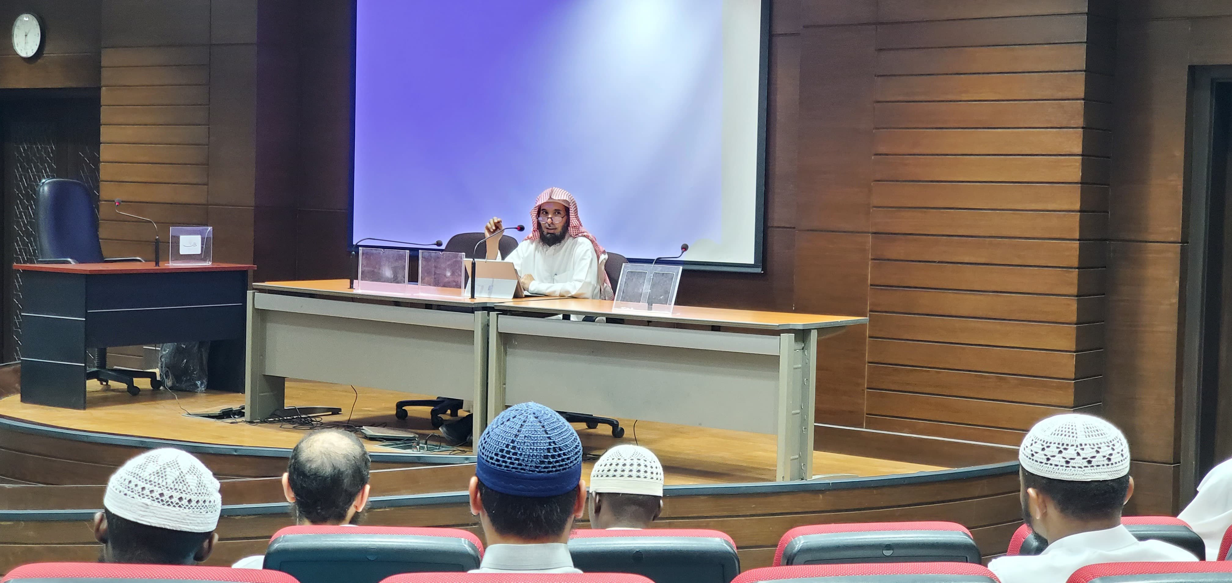 تنفيذ لقاء توعوي لطلاب كلية الشريعة بالتعاون مع وحدة التوعية الفكرية يوم الأحد 13-شعبان-1447